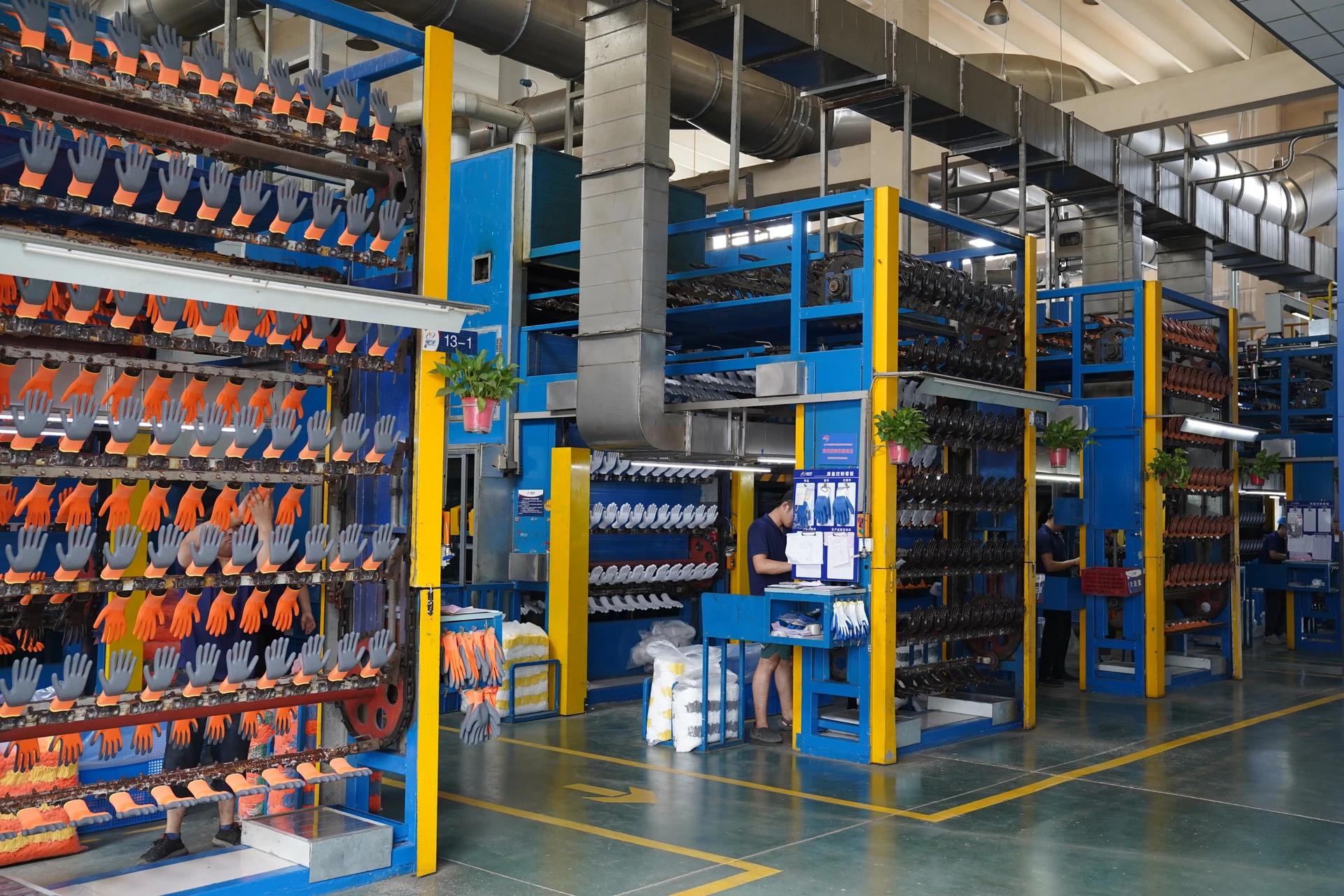Coated gloves on a continuous dipping production line